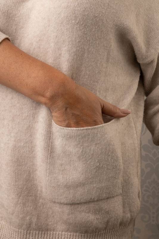 hand of a person in the pocket of a sack made with cotton fabric
