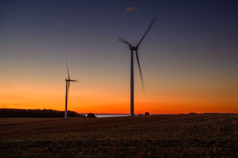 Molinos de viento en la puesta de sol