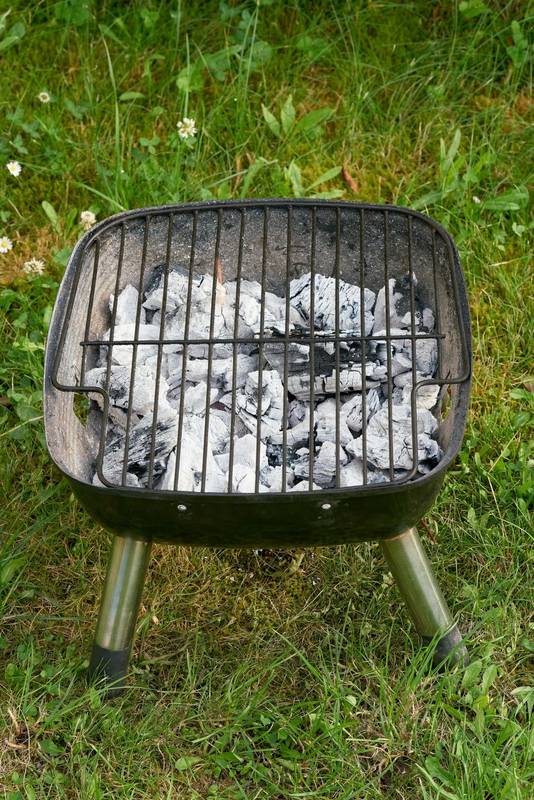 Fuldt optændt, allerede hvidt trækul i en grill for optimal grillglæde